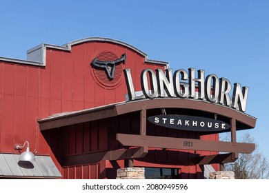 Moraine - Circa November 2021: LongHorn Steakhouse Casual Dining Restaurant. LongHorn Steakhouse Is Owned And Operated By Darden Restaurants.