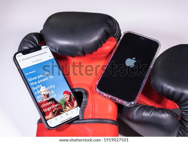 Stock photo illustrating battle or fight between Apple and Facebook over privacy