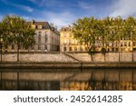 Morning light on banks of the River Seine and Ile Saint Louis. Paris (4th arrondissement). Unesco World Heritage site, France