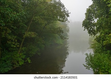 The morning mist creates an intimate atmosphere at this tree-surrounded pond in the Westerpark in Zoetermeer
