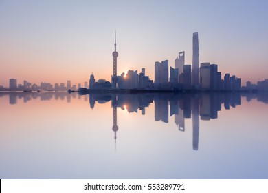 Morgens, Shanghai, China Pudong bauen Skyline, Chinas wohlhabendste städtische Gruppen