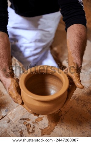 moroccan potter making pottery art traditional pottery concept_potier marocain faisant de la poterie art concept de poterie traditionnelle