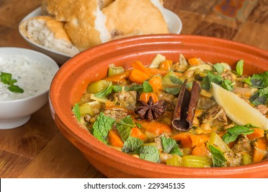  "‫طاجين اللحم‬‎" - صفحة 3 Moroccan-tagine-dish-chick-peas-260nw-229345135