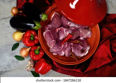 الطبخ المغربي الطحين المغربي Moroccan-tagine-meat-vegetables-on-260nw-1847286118