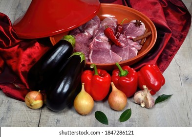 الطبخ المغربي الطحين المغربي Moroccan-tagine-meat-vegetables-on-260nw-1847286121