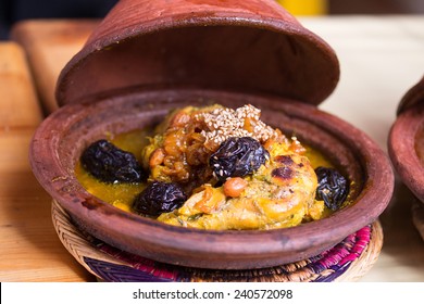 الطبخ المغربي الطحين المغربي Morocco-tajine-chicken-dried-fruits-260nw-240572098