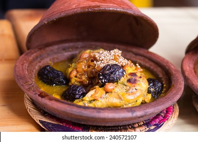 الطبخ المغربي الطحين المغربي Morocco-tajine-chicken-dried-fruits-260nw-240572107