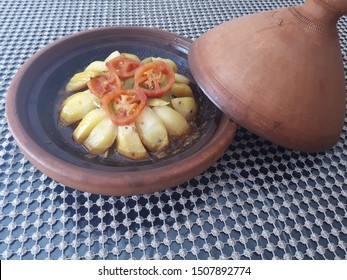 الطبخ المغربي الطحين المغربي Morocco-tajine-on-table-260nw-1507892774