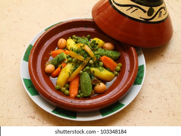  "‫طاجين اللحم‬‎" - صفحة 3 Morocco-typical-dish-tajine-beef-260nw-103348184