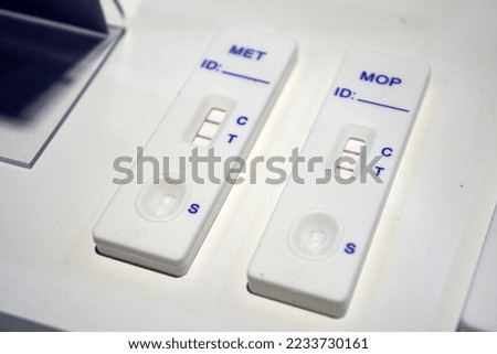 The Morphine (MOP) rapid test. Methamphetamine ( MET ) rapid test.