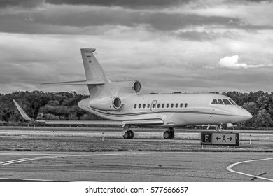 MORRISTOWN, NEW JERSEY - SEPTEMBER 6, 2016: A 2014 Dassault Falcon 900EX With Marking N5MV Taxiing Toward The Runway To Take Off From Morristown Municipal Airport In New Jersey.