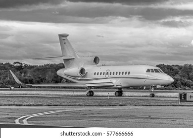 MORRISTOWN, NEW JERSEY - SEPTEMBER 6, 2016: A 2014 Dassault Falcon 900EX With Marking N5MV Taxiing Toward The Runway To Take Off From Morristown Municipal Airport In New Jersey.