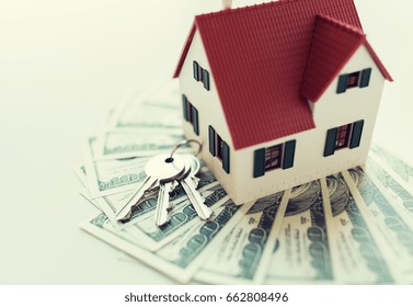 concepto hipotecario, de inversión, inmobiliario e inmobiliario - cierre del modelo de vivienda, dinero en dólares y claves de vivienda