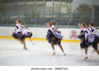 MOSCOW - APR 26, 2015: Girls Team In Lush Skirts On Skates At The Cup In Synchronized Figure Skating In The Sports Complex Olympiysky 