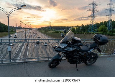 Moscow, August 14, 2022, Hot Weather In Moscow, MKAD, Sunset In Moscow Over The Ring Road, Setting Sun Over The Metropolis, Exhausting Warm Weather In The City, Beautiful Sunset In The City