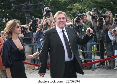  MOSCOW - JULY 2: Gerard Depardieu arrives for closing ceremony the 28th Moscow International Film Festival on July 2, 2006 in Moscow, Russia.