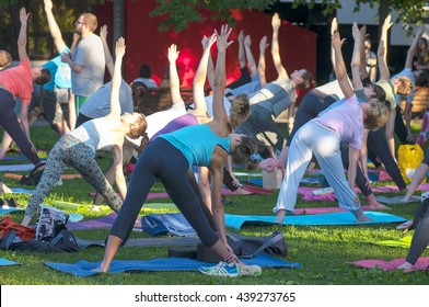 Moscow June 17 Women Doing Yoga Stock Photo 439273765 | Shutterstock