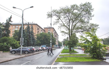 Moscow, Leninsky Prospekt, bus station - Univermag Moscow, day, summer, street after rain, July 13, 2017