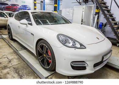 Moscow. November 2018. White Porsche Panamera At The Booth Of The Collapse Of The Service Center. Sports Porsche, Executive Class Sedan In The Tuning And Repair Center.