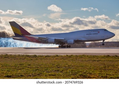 Moscow Region, Russia - 11.09.2021. Domodedovo International Airport.  Cargo Plane Boeing 747F (Freighter) Of Asiana Cargo Airlines Touches Down Of The Runway. The Wheels Are Smoking. Side View.