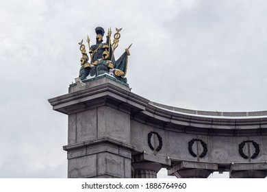 Moscow, Russia, 12.29.2020. Three-dimensional Compositions Of Attributes Of Military Valor On The Colonnade With Pylons Of The Borodino Bridge In Moscow