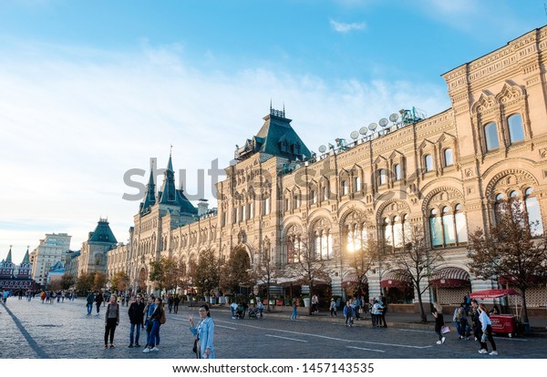Fans flock to party in Moscow's 'street of lights' | Deccan Herald