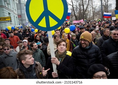 Moscow, Russia. 15th March, 2014 People hold anti-war banners during the Peace March by the Boulevard ring of central Moscow in support of Ukrainian people and against military actions