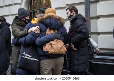 Moscou, Russie - 25 novembre 2021, le peuple est venu au tribunal pour liquider l'organisation Human Rights Center MEMORIAL. Les gens se serrent dans leurs bras l'un l'autre. L'un d'eux a un sac avec des symboles du Mémorial