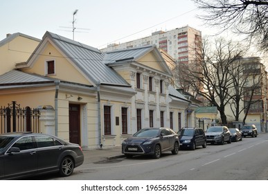 Moscow, Russia, April 11, 2021: 19th Century Town Manor In Bolshoy Lyovshinsky Lane