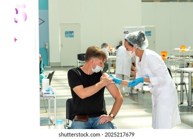  Moscow Russia, August 15, 2021. Coonavirus Vaccination Station In Gostiny Dvor. Point,vaccine Covid 19. A Nurse In A Mask Vaccinates A Man.