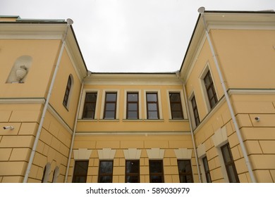 MOSCOW, RUSSIA - FEBRUARY 12, 2017: Renovated Old Manor House In The Red Rose City's Block On A Snowy Day