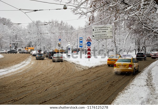 MOSCOW, RUSSIA - JAN 31, 2018: Cars on Bogatyrsky Bridge\
street before a turn on the Bogorodskoe highway on winter snowy\
day. 