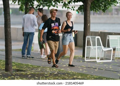 Moscow, Russia - July 10, 2022: Rain Is Beggining In City At Summer. After Hot Day. Freshness In Nature. People Running. Strong Wind. Leaves Are On The Asphalt Tropical Storm. Frontal View