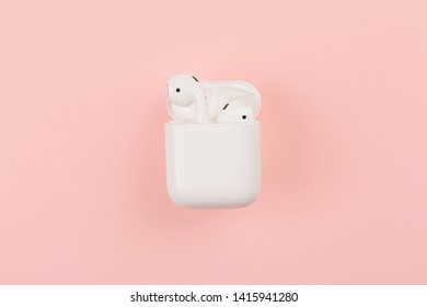 Download Apple Earphones Images, Stock Photos & Vectors | Shutterstock