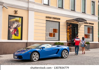 MOSCOW, RUSSIA - JUNE 21, 2008: Young Rich Couple Shopping At Louis Vuitton In Stoleshnikov Pereulok