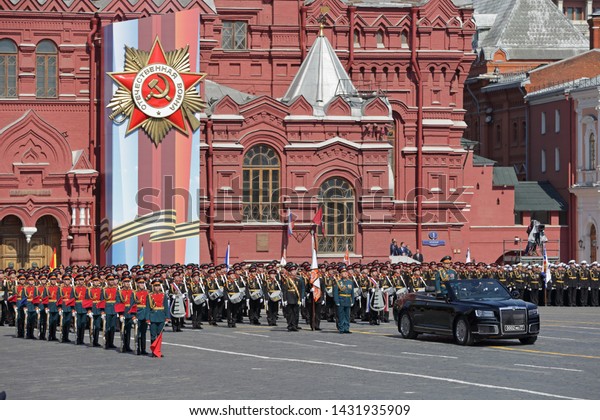 MOSCOW, RUSSIA -\
MAY 07, 2019: Rehearsal of the Victory Day celebration (WWII). Army\
General Oleg Salyukov preparing to travel before the formation of\
soldiers on the car\
Aurus