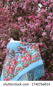 MOSCOW, RUSSIA – MAY 12, 2020: Girl In Vintage Pavlovo Posad Shawl. Pink Flowers Of Blossoming Apple-tree, Grade Malus Rudolph. Spring In Moscow City, Russia. Russian Traditional Folk Style In Fashion