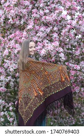 MOSCOW, RUSSIA – MAY 12, 2020: Girl In Vintage Pavlovo Posad Shawl. Pink Flowers Of Blossoming Apple-tree, Grade Malus Rudolph. Spring In Moscow City, Russia. Russian Traditional Folk Style In Fashion