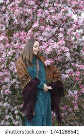 MOSCOW, RUSSIA – MAY 12, 2020: Girl In Vintage Pavlovo Posad Shawl. Pink Flowers Of Blossoming Apple-tree, Grade Malus Rudolph. Spring In Moscow City, Russia. Russian Traditional Folk Style In Fashion