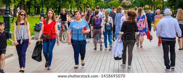 Moscow, Russia - May, 20,\
2019: pedestrians in Aleksandrovskiy sad (Aleksandr garden) in\
Moscow 