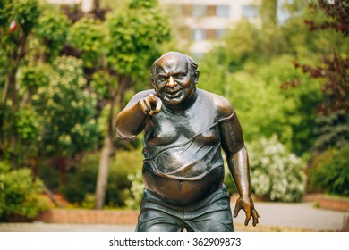 Moscow, Russia, May, 24, 2015: Monument To The Great Soviet Actor Yevgeny Leonov In The Role Of Associate Professor At The Mosfilmovskaya Street, Moscow