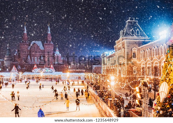 モスクワ ロシア 新年 背景にセントバジル大聖堂 クリスマス休暇 雪の多い冬の夜景 雪の中の赤い広場に祝いの飾り付けされたクリスマスフェア クリスマス市場 の写真素材 今すぐ編集