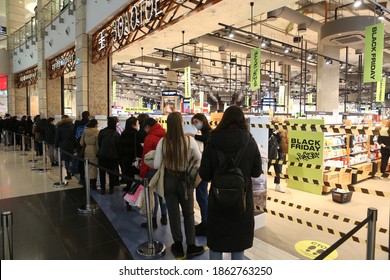 MOSCOW, RUSSIA – NOVEMBER 27, 2020: Black Friday Sale In Shopping Center, Store Metropolis, Moscow, Russia. Crowd, Human Queue In Shop. People In Masks, Coronavirus, Covid-19 In Russia. Trade, Retail