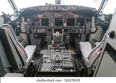 Imagenes Fotos De Stock Y Vectores Sobre Boeing 737 Pilot