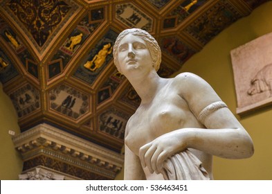 Moscow, Russia - October 04, 2016 - Pushkin State Museum Of Fine Art. Statue Of Greek Goddess Of Love Aphrodite On The Blurred Background Of The Painted Ceiling With Column.