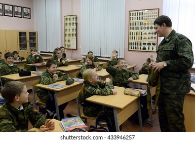 MOSCOW, RUSSIA - OCTOBER 24,2013:The Lesson Of Life Safety In The Cadet Corps Of The Police.Cadet Corps - Initial Military Training School With The Full Board To Prepare Youth For A Military Career. 