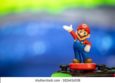 MOSKAU, RUSSLAND - 3. Oktober 2020: Super Mario Bros Figur.Super Mario ist eine japanische Plattform-Videospiel-Serie und Media-Franchise von Nintendo und mit ihrem Maskottchen Mario.