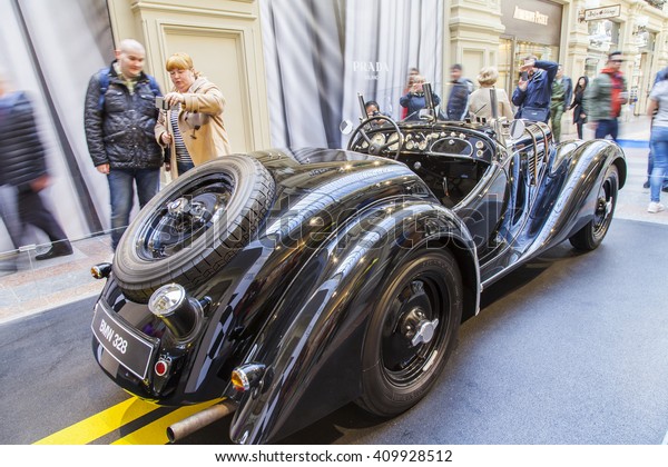 MOSCOW,\
RUSSIA, on APRIL 12, 2016. GUM historical shop. A retro the car -\
an exhibit, devoted to a centenary of BMW\
concern