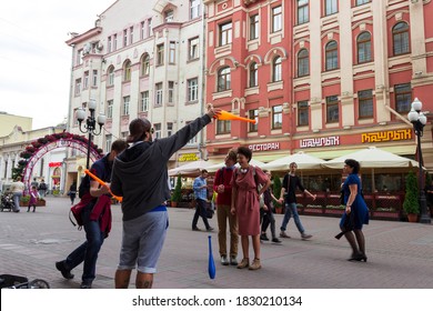 Moscow, Russia - September, 12, 2016: A Street Performer (juggler) On The Pedestrian Arbat Street In The Center Of Moscow.