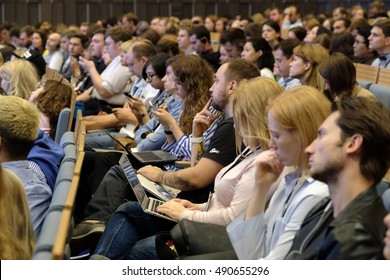 Moscú, Rusia - 2 de setiembre del 2016: La gente asiste a la Conferencia de Marketing Digital en la agencia de información Russia Today en una gran sala durante el día.